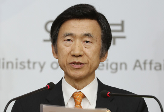 <유엔대북제재>브리핑하는 윤병세      (서울=연합뉴스) 김주형 기자 = 윤병세 외교부 장관이 30일 오후 서울 외교부 청사 브리핑룸에서 북한 안보리 결의 채택 관련 브리핑하고 있다. 2016.11.30      kjhpress@yna.co.kr  (끝)